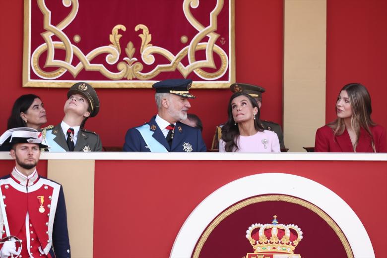 (I-D) La Princesa Leonor; el Rey Felipe VI; la Reina Letizia y la Infanta Sofía, durante el acto solemne de homenaje a la bandera nacional y desfile militar por el 12 de octubre, Día de la Hispanidad, en la Plaza de Cánovas del Castillo, a 12 de octubre de 2026, en Madrid (España). Los actos comienzan con el izado de bandera y van seguidos del homenaje a los que dieron la vida por el país. Posteriormente, comienzan los desfiles militares aéreos y terrestres. Alrededor de 4.400 integrantes de las Fuerzas Armadas, las Fuerzas y Cuerpos de Seguridad y distintas instituciones públicas civiles participan este año en el desfile presidido por los Reyes. El desfile aéreo ha contado con 50 aeronaves de caza, enseñanza y transporte, además de alrededor de 30 helicópteros. Por tierra han participado unos 144 vehículos y 39 motocicletas, además de unos 300 caballos y cinco perros pertenecientes a distintas unidades.

Eduardo Parra / Europa Press
12/10/2026