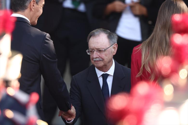 (I-D) La Princesa Leonor; el Rey Felipe VI; la Reina Letizia y la Infanta Sofía, durante el acto solemne de homenaje a la bandera nacional y desfile militar por el 12 de octubre, Día de la Hispanidad, en la Plaza de Cánovas del Castillo, a 12 de octubre de 2026, en Madrid (España). Los actos comienzan con el izado de bandera y van seguidos del homenaje a los que dieron la vida por el país. Posteriormente, comienzan los desfiles militares aéreos y terrestres. Alrededor de 4.400 integrantes de las Fuerzas Armadas, las Fuerzas y Cuerpos de Seguridad y distintas instituciones públicas civiles participan este año en el desfile presidido por los Reyes. El desfile aéreo ha contado con 50 aeronaves de caza, enseñanza y transporte, además de alrededor de 30 helicópteros. Por tierra han participado unos 144 vehículos y 39 motocicletas, además de unos 300 caballos y cinco perros pertenecientes a distintas unidades.

Eduardo Parra / Europa Press
12/10/2026