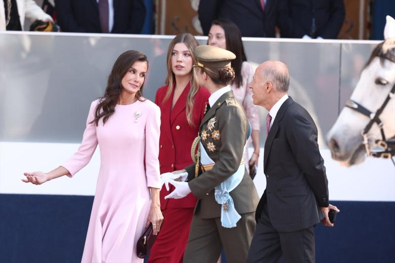 El presidente del Gobierno, Pedro Sánchez (i), saluda al presidente de Ceuta, Juan Jesús Vivas, durante el acto solemne de homenaje a la bandera nacional y desfile militar por el 12 de octubre, Día de la Hispanidad, en la Plaza de Cánovas del Castillo, a 12 de octubre de 2026, en Madrid (España). Los actos comienzan con el izado de bandera y van seguidos del homenaje a los que dieron la vida por el país. Posteriormente, comienzan los desfiles militares aéreos y terrestres. Alrededor de 4.400 integrantes de las Fuerzas Armadas, las Fuerzas y Cuerpos de Seguridad y distintas instituciones públicas civiles participan este año en el desfile presidido por los Reyes. El desfile aéreo ha contado con 50 aeronaves de caza, enseñanza y transporte, además de alrededor de 30 helicópteros. Por tierra han participado unos 144 vehículos y 39 motocicletas, además de unos 300 caballos y cinco perros pertenecientes a distintas unidades.

Eduardo Parra / Europa Press
12/10/2026