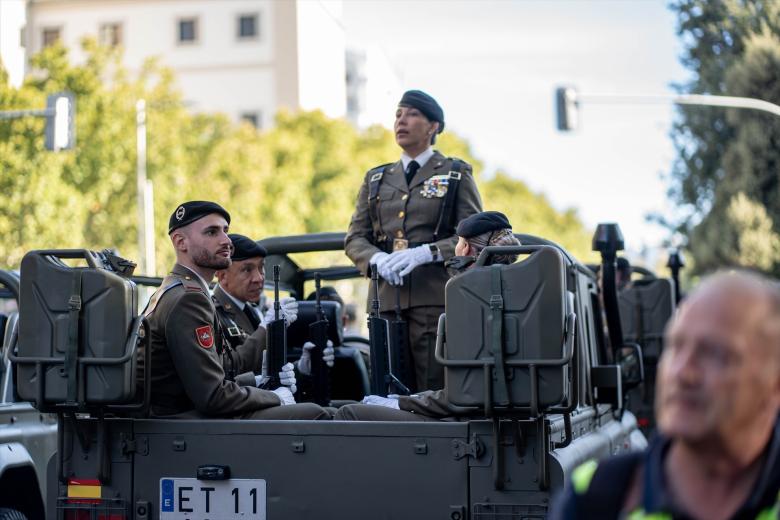 (I-D) El presidente del Tribunal Constitucional, Cándido Conde-Pumpido; el ministro del Interior, Fernando Grande-Marlaska, y el presidente del Gobierno, Pedro Sánchez, durante el acto solemne de homenaje a la bandera nacional y desfile militar por el 12 de octubre, Día de la Hispanidad, en la Plaza de Cánovas del Castillo, a 12 de octubre de 2026, en Madrid (España). Los actos comienzan con el izado de bandera y van seguidos del homenaje a los que dieron la vida por el país. Posteriormente, comienzan los desfiles militares aéreos y terrestres. Alrededor de 4.400 integrantes de las Fuerzas Armadas, las Fuerzas y Cuerpos de Seguridad y distintas instituciones públicas civiles participan este año en el desfile presidido por los Reyes. El desfile aéreo ha contado con 50 aeronaves de caza, enseñanza y transporte, además de alrededor de 30 helicópteros. Por tierra han participado unos 144 vehículos y 39 motocicletas, además de unos 300 caballos y cinco perros pertenecientes a distintas unidades.

Eduardo Parra / Europa Press
12/10/2026