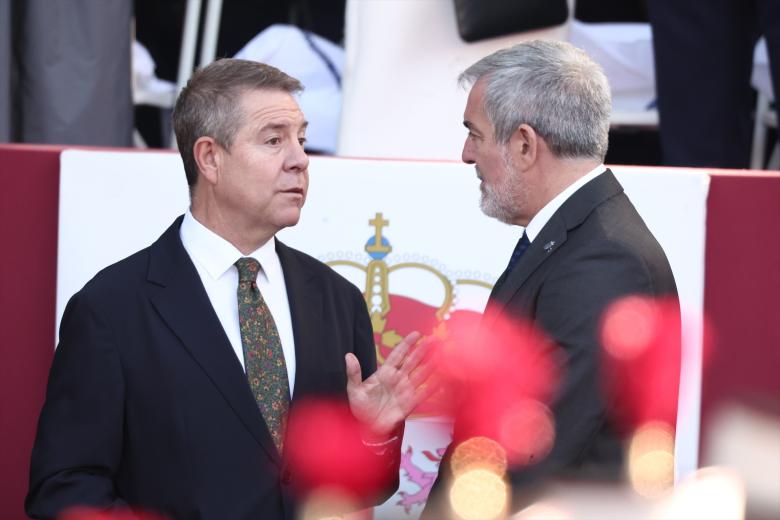 Militares durante el acto solemne de homenaje a la bandera nacional y desfile militar por el 12 de octubre, Día de la Hispanidad, en la Plaza de Cánovas del Castillo, a 12 de octubre de 2026, en Madrid (España). Los actos comienzan con el izado de bandera y van seguidos del homenaje a los que dieron la vida por el país. Posteriormente, comienzan los desfiles militares aéreos y terrestres. Alrededor de 4.400 integrantes de las Fuerzas Armadas, las Fuerzas y Cuerpos de Seguridad y distintas instituciones públicas civiles participan este año en el desfile presidido por los Reyes. El desfile aéreo ha contado con 50 aeronaves de caza, enseñanza y transporte, además de alrededor de 30 helicópteros. Por tierra han participado unos 144 vehículos y 39 motocicletas, además de unos 300 caballos y cinco perros pertenecientes a distintas unidades.

Gabriel Luengas / Europa Press
12/10/2026