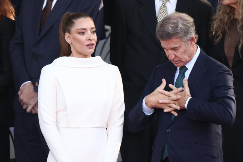 El presidente de Castilla-La Mancha, Emiliano García-Page (i), y el presidente del Gobierno de Aragón, Jorge Azcón (d), durante el acto solemne de homenaje a la bandera nacional y desfile militar por el 12 de octubre, Día de la Hispanidad, en la Plaza de Cánovas del Castillo, a 12 de octubre de 2026, en Madrid (España). Los actos comienzan con el izado de bandera y van seguidos del homenaje a los que dieron la vida por el país. Posteriormente, comienzan los desfiles militares aéreos y terrestres. Alrededor de 4.400 integrantes de las Fuerzas Armadas, las Fuerzas y Cuerpos de Seguridad y distintas instituciones públicas civiles participan este año en el desfile presidido por los Reyes. El desfile aéreo ha contado con 50 aeronaves de caza, enseñanza y transporte, además de alrededor de 30 helicópteros. Por tierra han participado unos 144 vehículos y 39 motocicletas, además de unos 300 caballos y cinco perros pertenecientes a distintas unidades.

Eduardo Parra / Europa Press
12/10/2026