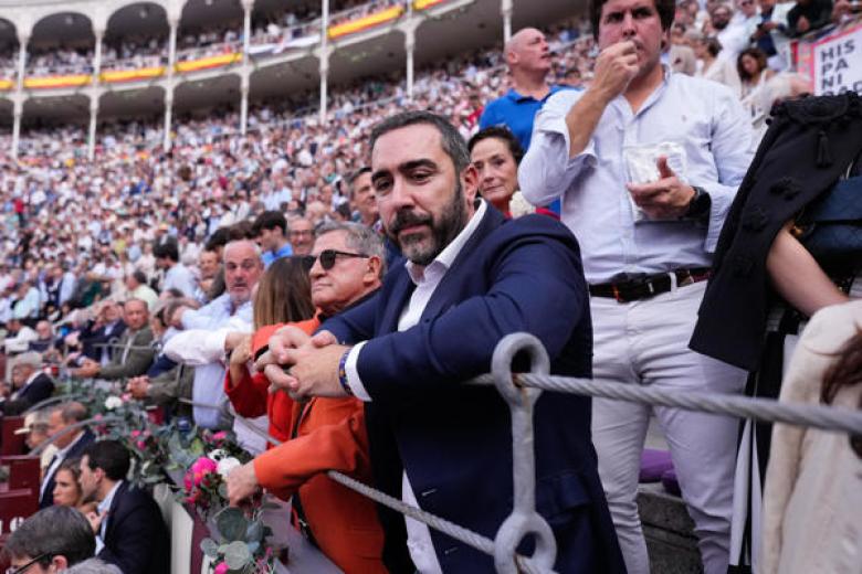 MADRID, 12/10/2026.-El comisionista Víctor de Aldama (c), durante la Corrida de la Hispanidad, con Aarón Palacio y Héctor Gutiérrez, este lunes en la plaza de toros de Las Ventas.EFE/ Borja Sánchez-Trillo -