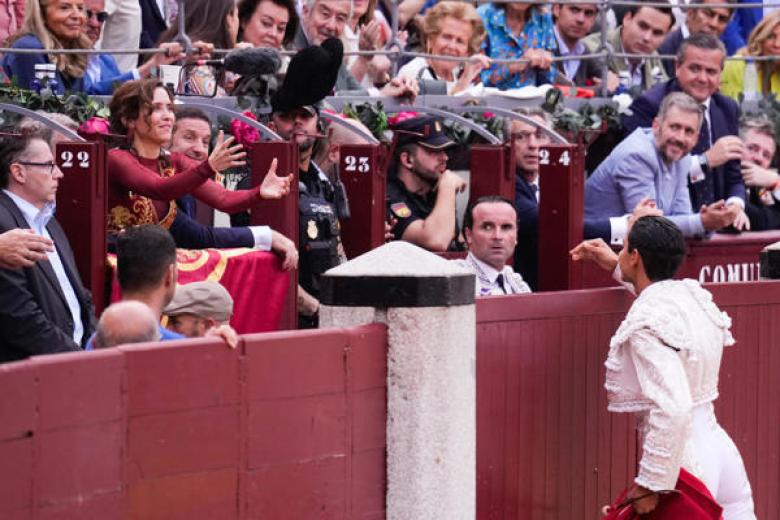 MADRID, 12/10/2026.-El diestro Héctor Gutiérrez lanza su montera a la presidenta de la Comunidad de Madrid, Isabel Díaz Ayuso, durante la Corrida de la Hispanidad, con Aarón Palacio y Morante de la Puebla, este lunes en la plaza de toros de Las Ventas.EFE/ Borja Sánchez-Trillo -