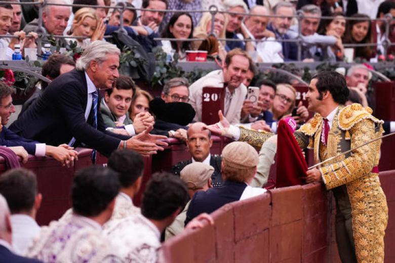 MADRID, 12/10/2026.- El torero Morante de la Puebla (d) brinda un toro al piloto de rally Carlos Sainz (i) durante la Corrida de la Hispanidad celebrada este lunes en la plaza de toros de Las Ventas.EFE/ Borja Sánchez-Trillo