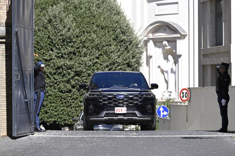 This photo taken and handout on October 13, 2026 by The Vatican Media shows Pope Leo XIV arrival at Rome's Gemelli University Hospital ahead of an operation to remove a lump from his lung. (Photo by Handout / VATICAN MEDIA / AFP) / RESTRICTED TO EDITORIAL USE - MANDATORY CREDIT "AFP PHOTO / VATICAN MEDIA" - NO MARKETING - NO ADVERTISING CAMPAIGNS - DISTRIBUTED AS A SERVICE TO CLIENTS