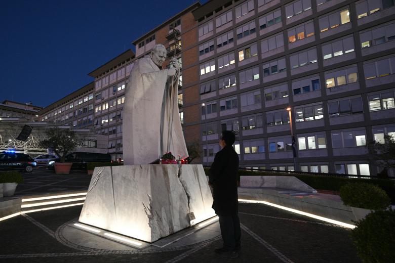 Pope Leo XIV is welcomed by Health Director Andrea Cambieri as he arrives at the Gemelli University Hospital for an operation to remove a lump from his lung, in Rome on October 13, 2026.  (Photo by Alberto PIZZOLI / AFP)