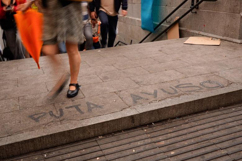 Pintada contra Ayuso en la boca de metro de Sol