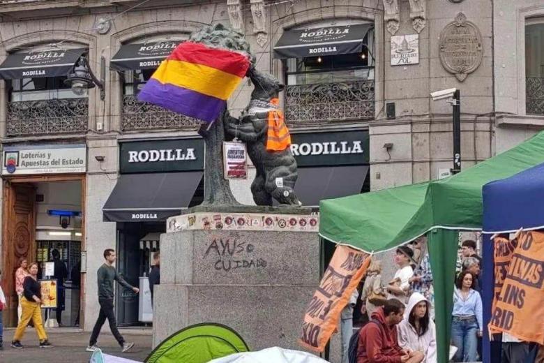 Pintada contra Ayuso en el monumento del Osos y el Madroño
