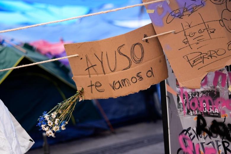 Carteles contra Ayuso en Sol
