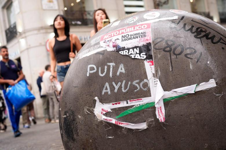Pintada contra Ayuso en los elementos urbanos de Sol