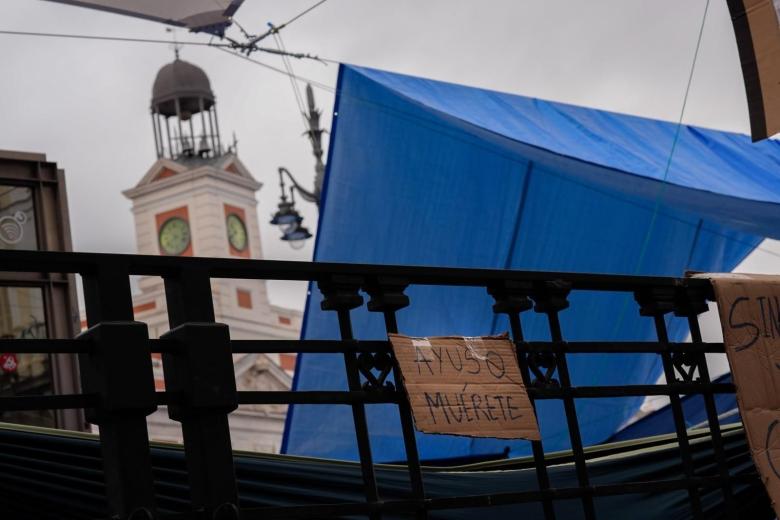 Cartel contra Ayuso en Sol