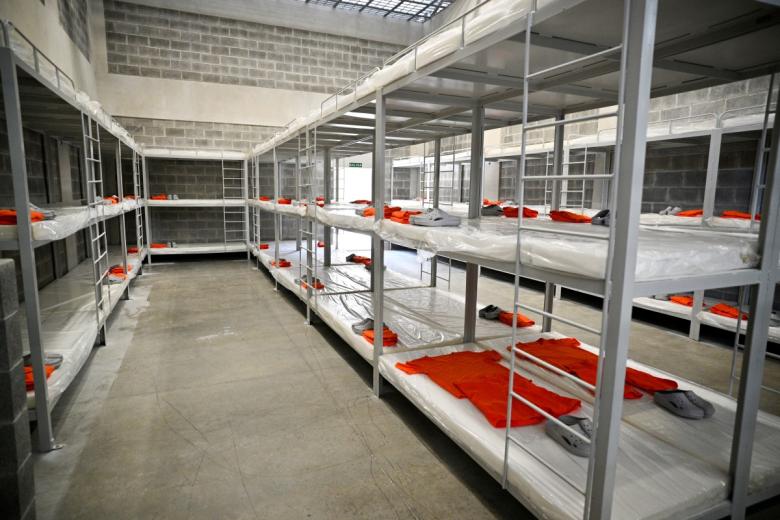 El centro, que ha costado 35 millones de dólares y tiene capacidad para 5.100 presos, se levanta junto a la prisión de La Reforma, a unos 25 kilómetros de San José. Llega en un momento delicado: Costa Rica atraviesa una etapa de violencia con cifras históricas de homicidios y el Ejecutivo quiere reforzar su respuesta.