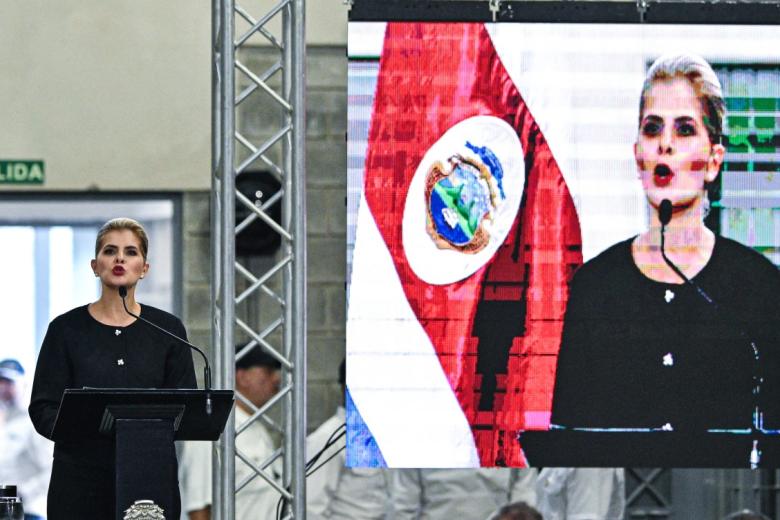 La presidenta de Costa Rica, Laura Fernández, inauguró este miércoles el Centro de Alta Contención contra el Crimen Organizado (CACCO), una cárcel de máxima seguridad concebida para los reclusos de mayor peligrosidad. Con ella, el Gobierno aspira a que el país sea un «referente mundial en seguridad penitenciaria».
