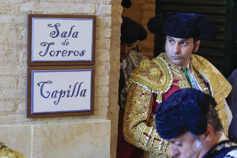 Morante de la Puebla, de corinto oro, minutos antes de iniciarse la corrida