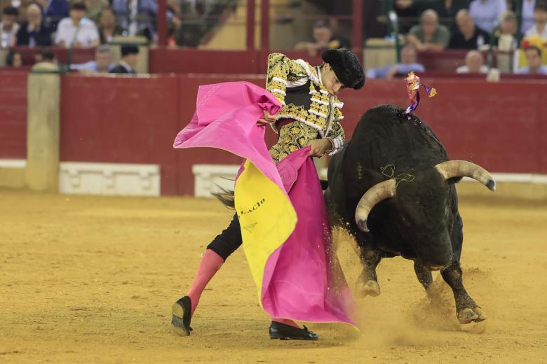Aarón Palacio, con el capote, esta tarde en la plaza de toros de Zaragoza, donde ha salido a hombros