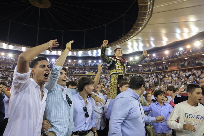 Aarón Palacio salió a hombros tras cortar dos orejas al sexto de la tarde