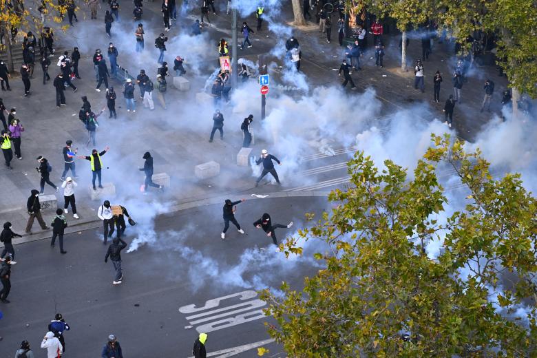 Choque entre manifestantes y policías en la Plaza de la República de París