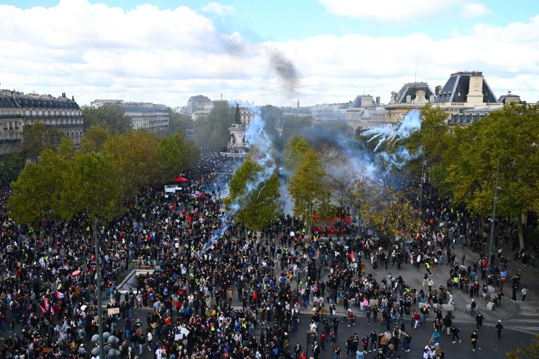 Miles de manifestantes y policías protagonizaron enfrentamientos en la Plaza de la República de París