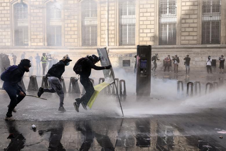 Los agentes antidisturbios de Francia intentan dispersar con chorros de agua a los manifestantes en la Plaza de la República de París