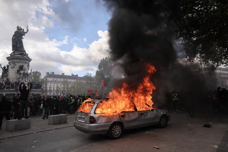 Los manifestantes prendieron fuego a un coche cerca de la Plaza de la República en París