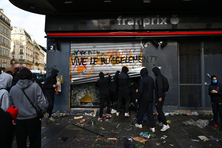 Manifestantes encapuchados saquean una tienda en el centro de París