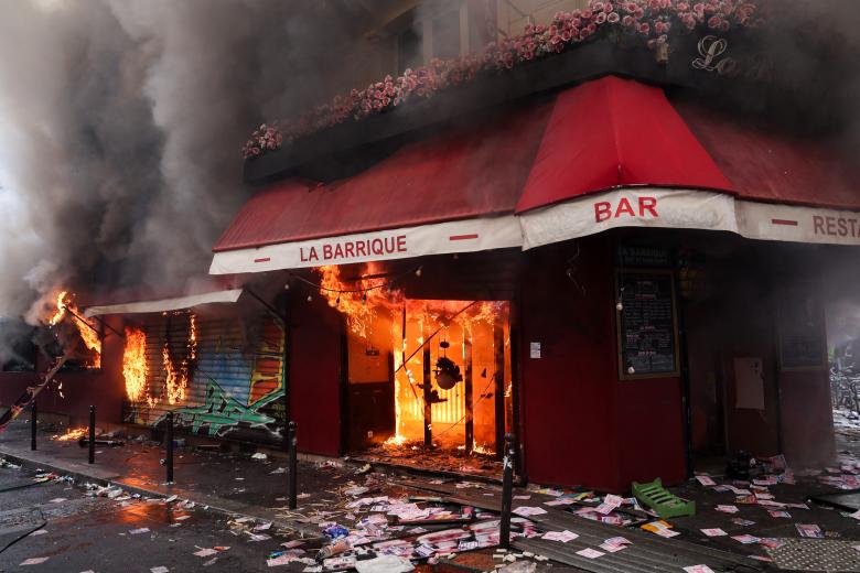 El bar 'La Barrique' fue incendiado durante los disturbios de este sábado en París