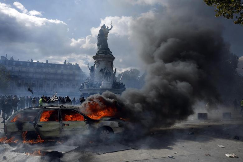 Paris (France), 17/10/2026.- A street barricade burns as protesters clash with police during a demonstration against rising living costs and cuts to public services in Paris, France, 17 October 2026. The nationwide mobilization brought together Yellow Vest (Gilets Jaunes) activists, high school and university students, trade unions and other groups protesting rising living costs, fuel prices and deteriorating public services, while demanding improvements in education and school conditions. (Protestas, Francia) EFE/EPA/MOHAMMED BADRA
