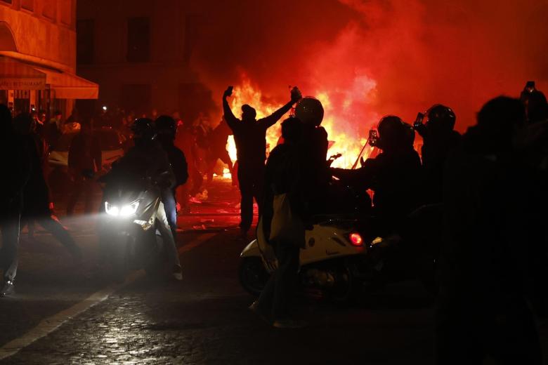 -FOTODELDÍA-PARÍS (Francia), 17/10/2026.- Un automóvil arde en la plaza de la República mientras estallan enfrentamientos entre manifestantes y la policía durante una protesta contra el aumento del coste de la vida y los recortes en los servicios públicos en París, Francia, el 17 de octubre de 2026 EFE/YOAN VALAT