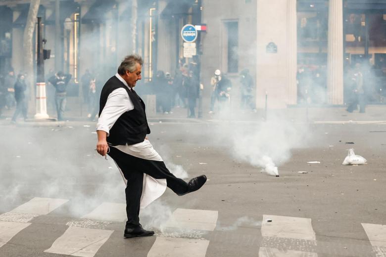 PARIS (France), 17/10/2026.- Protesters light a fire outside a grocery store near the Champs-Elysees during a demonstration in Paris, France, 17 October 2026. The nationwide mobilization brings together Yellow Vest (Gilets Jaunes) activists, high school and university students, trade unions and other groups protesting rising living costs, fuel prices and deteriorating public services, while demanding improvements in education and school conditions. (Protestas, Francia) EFE/EPA/YOAN VALAT