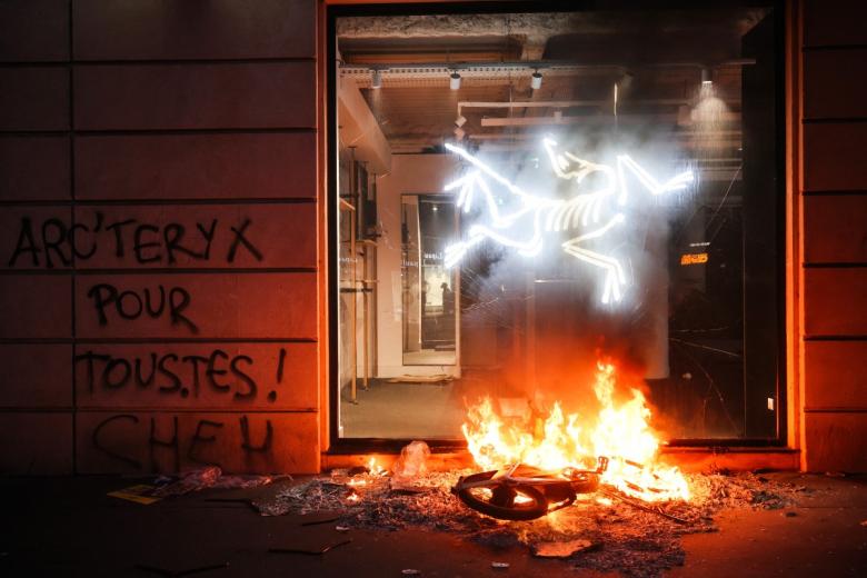 Protesters break windows of a French food company 'Picard' shop during a demonstration against the "high cost of living", in Paris on October 17, 2026 as part of a nationwide call for mobilisation bringing together various groups expressing their anger: former "Yellow Vest", secondary school and university students, climate activists and even farmers. After weeks of student protests, France faces broader, nationwide demonstrations on October 17, 2026 over the cost of living, setting up a potentially fraught six months heading into a presidential election. A police source told AFP that authorities estimated nearly 200,000 people could take part, with 40,000 in Paris. (Photo by GEOFFROY VAN DER HASSELT / AFP)