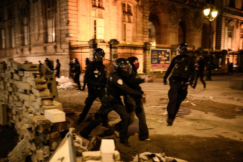French riot Police officers stand guard as they operate in front of the Opera de Paris, in Paris on October 17, 2026 as part of a nationwide call for mobilisation bringing together various groups expressing their anger: former "Yellow Vest", secondary school and university students, climate activists and even farmers. After weeks of student protests, France faces broader, nationwide demonstrations on October 17, 2026 over the cost of living, setting up a potentially fraught six months heading into a presidential election. A police source told AFP that authorities estimated nearly 200,000 people could take part, with 40,000 in Paris. (Photo by Kiran RIDLEY / AFP)