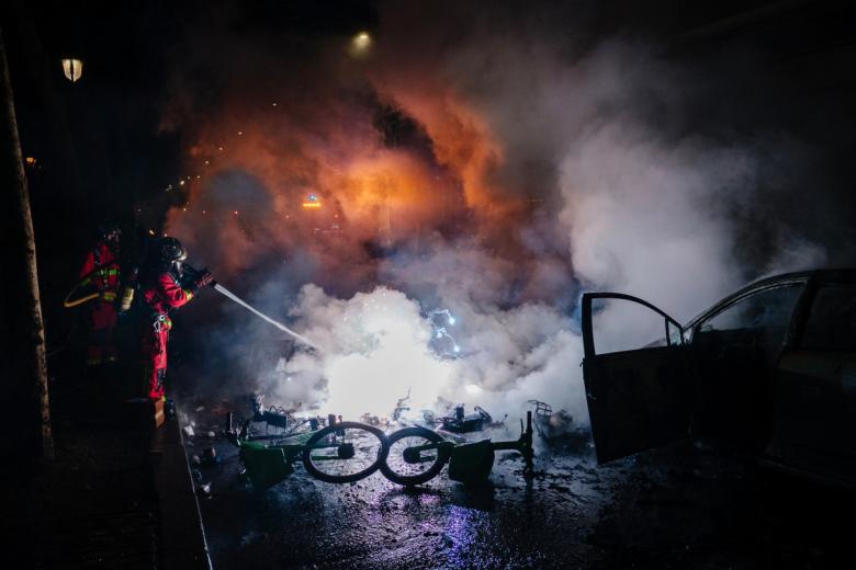 Police officers push a demonstrator place de la Comedie during ongoing protest action against the "high cost of living", in Lyon, southeastern France, on October 17, 2026 as part of a nationwide call for mobilisation bringing together various groups expressing their anger: former "Yellow Vests", secondary school and university students, climate activists and even farmers. After weeks of student protests, France faces broader, nationwide demonstrations on October 17, 2026 over the cost of living, setting up a potentially fraught six months heading into a presidential election. A police source told AFP that authorities estimated nearly 200,000 people could take part, with 40,000 in Paris. (Photo by JEFF PACHOUD / AFP)