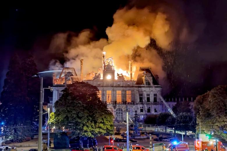 This photograph shows debris and damages following a rally to protest against the "high cost of living", on rue de Rivoli, in Paris on October 17, 2026 as part of a nationwide call for mobilisation bringing together various groups expressing their anger: former "Yellow Vest", secondary school and university students, climate activists and even farmers. After weeks of student protests, France faces broader, nationwide demonstrations on October 17, 2026 over the cost of living, setting up a potentially fraught six months heading into a presidential election. A police source told AFP that authorities estimated nearly 200,000 people could take part, with 40,000 in Paris. (Photo by Guillaume Saligot / AFP)