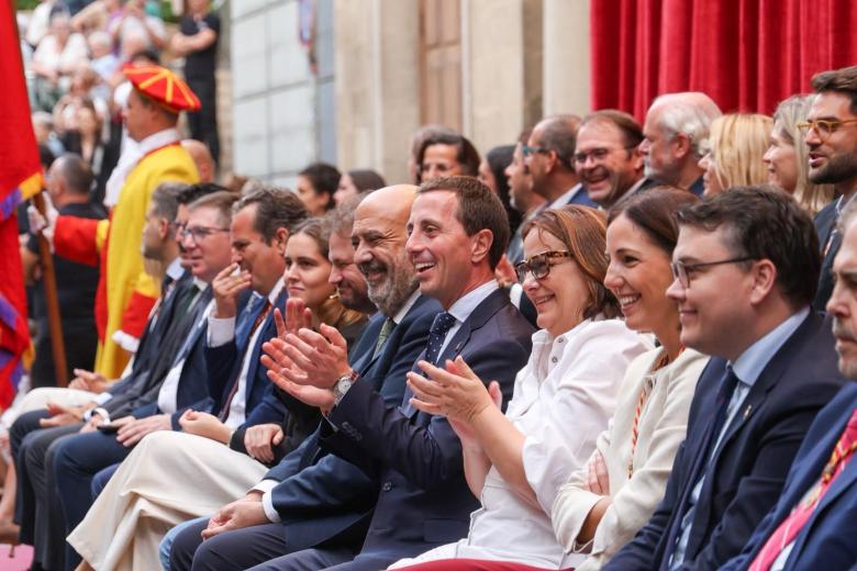 Autoridades asisten a la ceremocia
