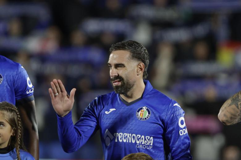 GETAFE, 19/10/2026.- El colegiado González Esteban muestra tarjeta amarilla al defensa del Getafe, Dani Carvajal, durante el encuentro correspondiente a la novena jornada de Laliga EA Sports que disputan este lunes Getafe y Rayo en el Coliseum de Getafe. EFE / Juanjo Martín.