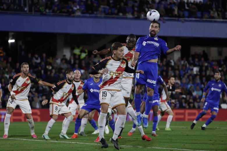 GETAFE (MADRID), 19/10/2026.- El defensa del Getafe Dani Carvajal, antes del partido de LaLiga de fútbol que Getafe CF y Rayo Vallecano disputan este lunes en el Coliseum. EFE/Juanjo Martín