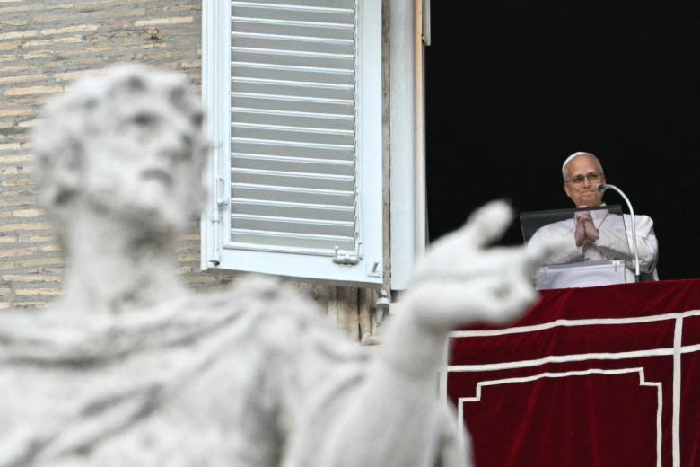 El Papa León XIV saluda a la multitud desde la ventana del palacio apostólico que da a la plaza de San Pedro