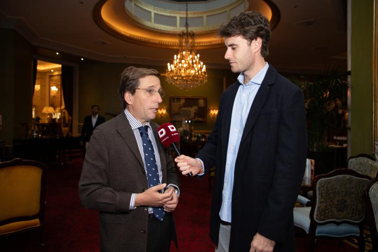 El alcalde de Madrid, José Luis Martínez-Almeida, atendiendo al reportero de El Debate, Álvaro Raya