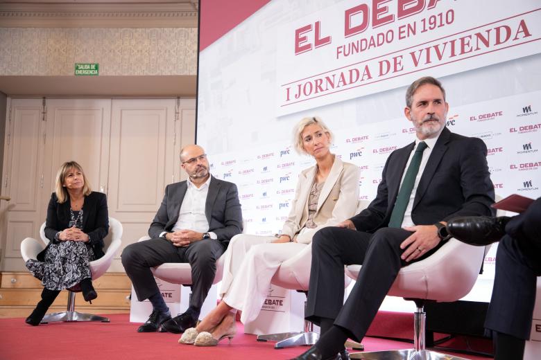 Carolina Roca, presidenta de ASPRIMA; Ignacio Pareja, consejero delegado de Momentum; Miren Telleria, socia responsable del sector Inmobiliario PwC; José María García, viceconsejero de Vivienda, Transportes e Infraestructuras de la Comunidad de Madrid