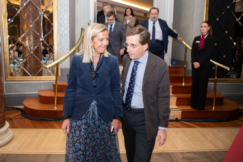 La alcaldesa de Collado Villalba, Mariola Vargas Fernández, junto al alcalde de Madrid