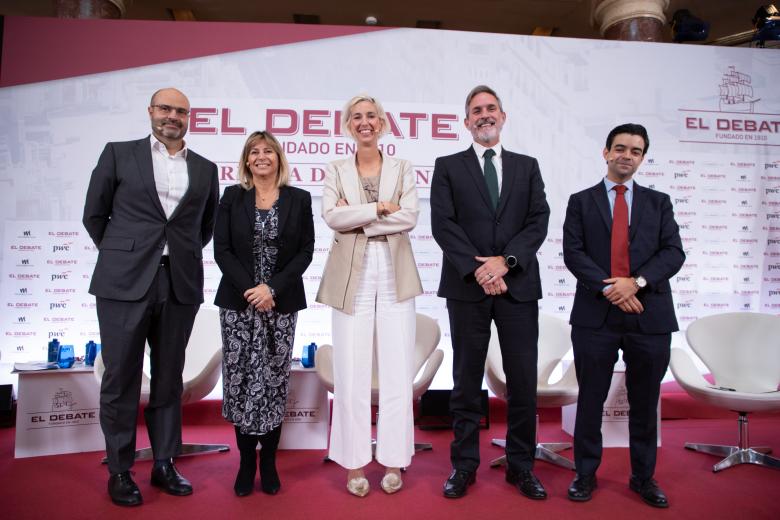 Los ponentes de la primera mesa junto al jefe de Economía de El Debate, Unai Mezcua