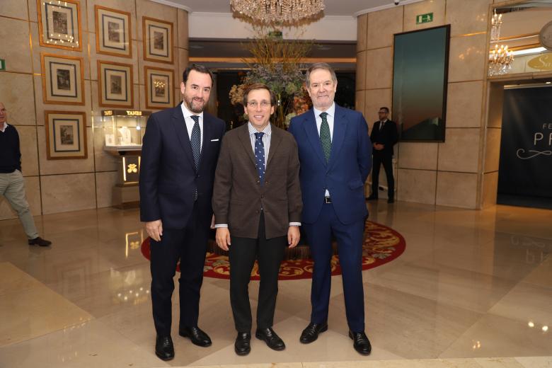 El alcalde de Madrid, José Luis Martínez-Almeida, junto a Andrés Hernando Aboin y Bieito Rubido