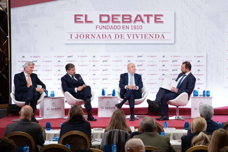 Ponentes de la mesa 'Claves para facilitar el acceso a la vivienda', de izquierda a derecha: Julián Salcedo, Antonio Rodríguez y Javier Kindelan, junto al redactor de economía de El Debate, José Rosado