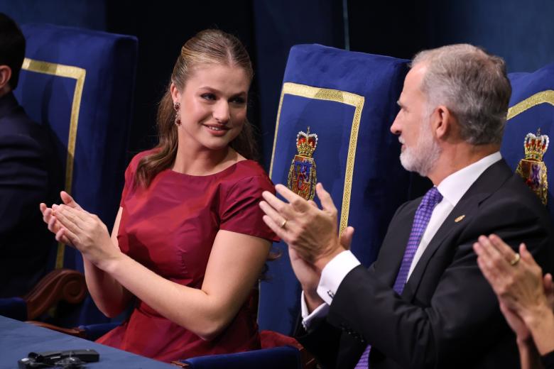 La Princesa Leonor y el Rey Felipe VI durante la entrega de los Premios Princesa de Asturias 2026 en el Teatro Campoamor, a 23 de octubre de 2026, en Oviedo (España). La ceremonia de entrega de los Premios Princesa de Asturias es la principal actividad que desarrolla la Fundación Princesa de Asturias, una institución privada sin ánimo de lucro, cuyos objetivos son contribuir a la exaltación y promoción de cuantos valores científicos, culturales y humanísticos son patrimonio universal y consolidar los vínculos existentes entre el Principado de Asturias y el título que tradicionalmente ostentan los herederos de la Corona de España.

Raúl Terrel / Europa Press
FAMOSOS;PREMIOS PRINCESA DE ASTURIAS;REALEZA;FAMILIA REAL;PREMIADOS
23/10/2026