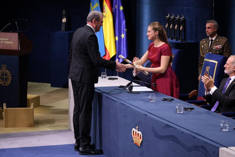 La Princesa Leonor y el Rey Felipe VI durante la entrega de los Premios Princesa de Asturias 2026 en el Teatro Campoamor, a 23 de octubre de 2026, en Oviedo (España). La ceremonia de entrega de los Premios Princesa de Asturias es la principal actividad que desarrolla la Fundación Princesa de Asturias, una institución privada sin ánimo de lucro, cuyos objetivos son contribuir a la exaltación y promoción de cuantos valores científicos, culturales y humanísticos son patrimonio universal y consolidar los vínculos existentes entre el Principado de Asturias y el título que tradicionalmente ostentan los herederos de la Corona de España.

Raúl Terrel / Europa Press
FAMOSOS;PREMIOS PRINCESA DE ASTURIAS;REALEZA;FAMILIA REAL;PREMIADOS
23/10/2026