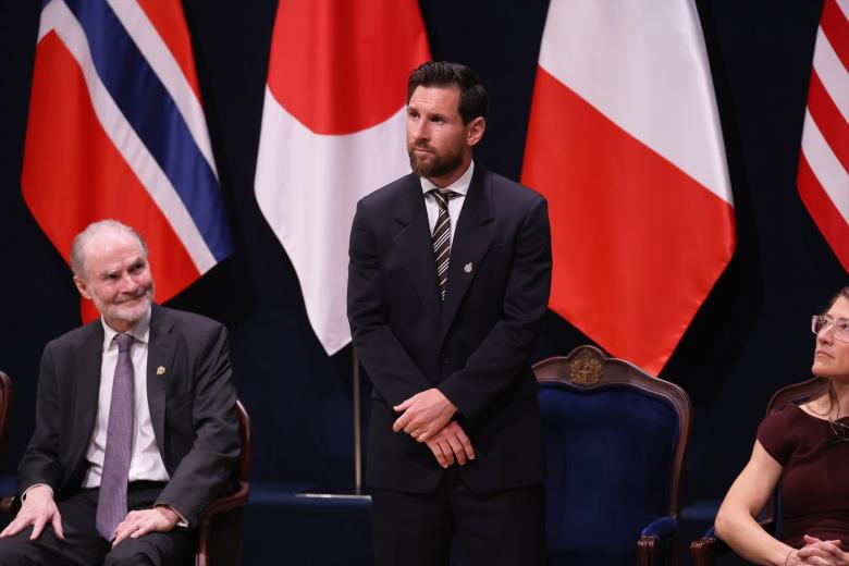 La Princesa Leonor entrega el Premio Princesa de Asturias de Investigación Científica y Técnica 2026 al biofísico francés Pascal Mayer durante la entrega de los Premios Princesa de Asturias 2026 en el Teatro Campoamor, a 23 de octubre de 2026, en Oviedo (España). La ceremonia de entrega de los Premios Princesa de Asturias es la principal actividad que desarrolla la Fundación Princesa de Asturias, una institución privada sin ánimo de lucro, cuyos objetivos son contribuir a la exaltación y promoción de cuantos valores científicos, culturales y humanísticos son patrimonio universal y consolidar los vínculos existentes entre el Principado de Asturias y el título que tradicionalmente ostentan los herederos de la Corona de España.

Raúl Terrel / Europa Press
FAMOSOS;PREMIOS PRINCESA DE ASTURIAS;REALEZA;FAMILIA REAL;PREMIADOS
23/10/2026