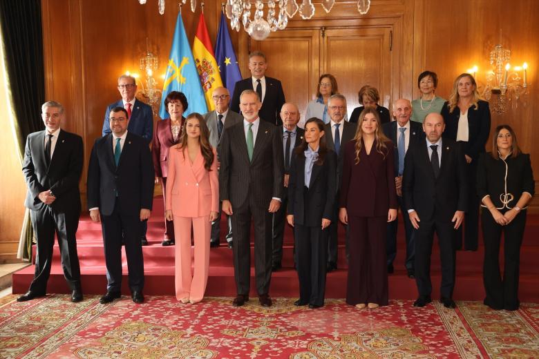 La Princesa Leonor saluda al Premio Princesa de Asturias del Deporte 2026, Leo Messi, y a su mujer, Antonella Roccuzzo, durante la recepción de los Premiados Princesa de Asturias 2026 en el Hotel de la Reconquista, a 23 de octubre de 2026, en Oviedo (España).

Raúl Terrel / Europa Press
PRINCESA LEONOR;PREMIOS PRINCESA DE ASTURIAS;LEO MESSI;GALARDONADOS;23 OCTUBRE 2026
23/10/2026