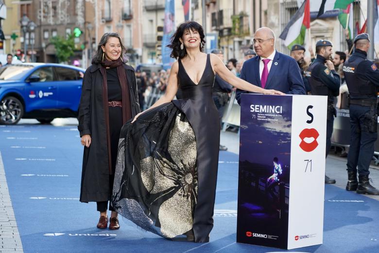 VALLADOLID, 23/10/2026.- El director y actor, Ricardo Gómez (i), junto a los actores Claudia Traisac y Patrick Criado, a su llegada a la gala de inauguración de la 71 edición de la Semana Internacional de Cine de Valladolid SEMINCI este viernes, en Valladolid. EFE/ Nacho Gallego