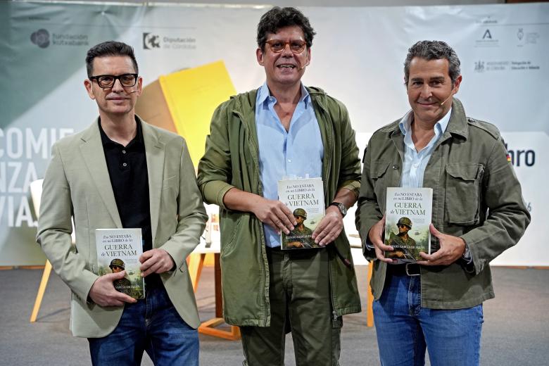 El libro de Álvaro García de Luján ha sido presentado por Antonio Cuesta, editor de Almuzara, y Rafael González, de La Voz de Córdoba